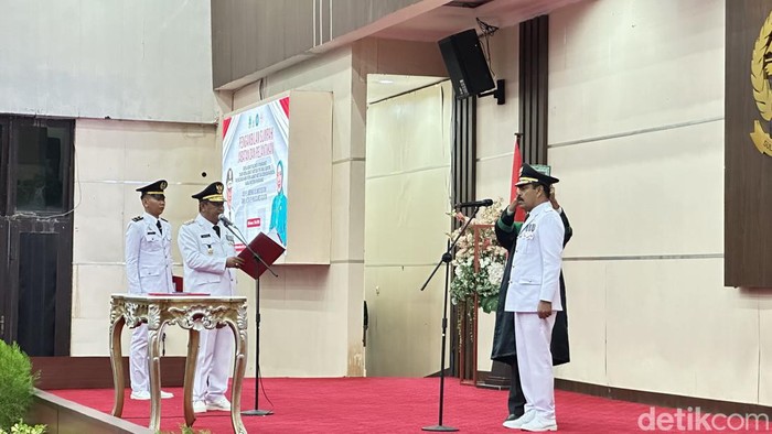Pj Gubernur Sulsel Bahtiar Baharuddin melantik Pj Bupati Pinrang Ahmadi Akil.