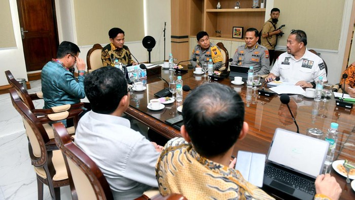 Pj Gubsu saat memimpin rapat persiapan PON 2024. (Dok. Diskominfo Sumut)