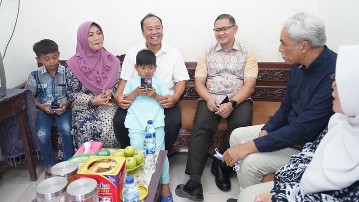 Pj Wali Kota Batu Aries Agung Paewai saat bersilaturahmi ke kediaman guru