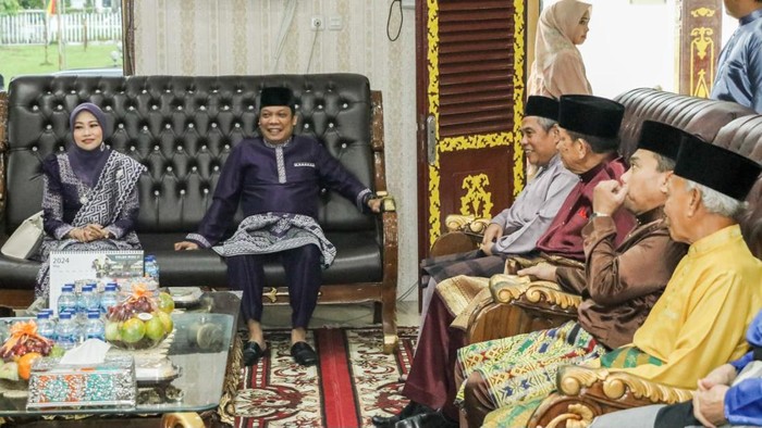 Pj Wali Kota Pekanbaru, Muflihun dan istri bersilaturahmi ke pengurus Lembaga Adat Melayu Riau, kemarin. (dok Diskominfotiksan Pekanbaru)