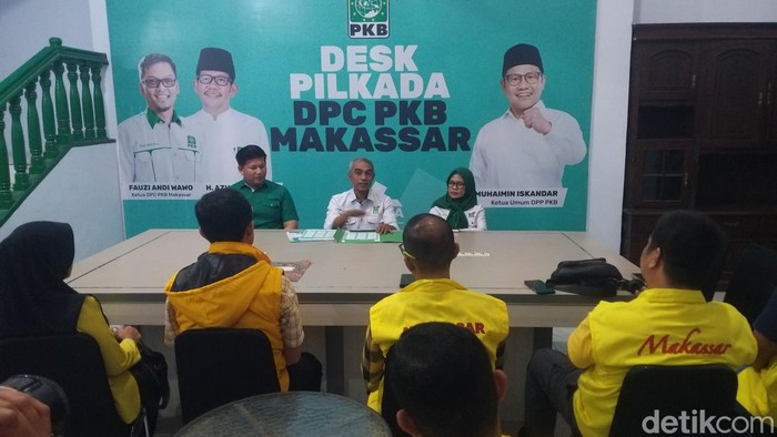 Appi diwakili oleh sejumlah pengurus Golkar Makassar mengambil formulir di Kantor DPC PKB Kota Makassar.