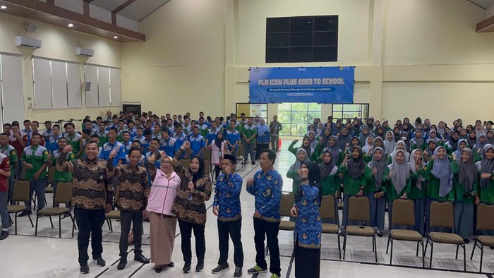 PLN Icon Plus SBU Regional Sulawesi & IBT memperingati Hardiknas 2024 di SMK-SMTI di Makassar, Sulsel.