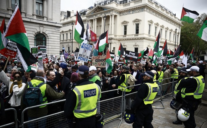 Police officers form a barrier between counter-protesters supporting Israel and pro-Palestinian supporters hold a demonstration in central London, on April 27, 2024, calling for a ceasefire and protesting against the export of arms from Britain to Israel. (Photo by BENJAMIN CREMEL / AFP)