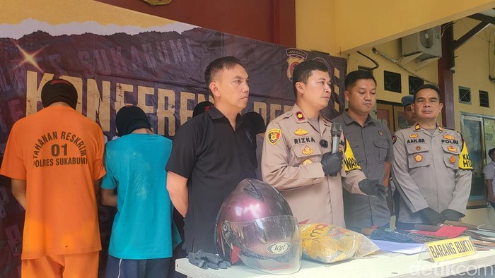 Polisi memperlihatkan barang bukti duel pelajar di Sukabumi