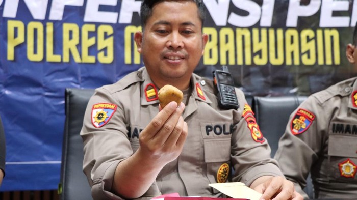 Polisi menunjukkan barang bukti batu yang digunakan pelaku