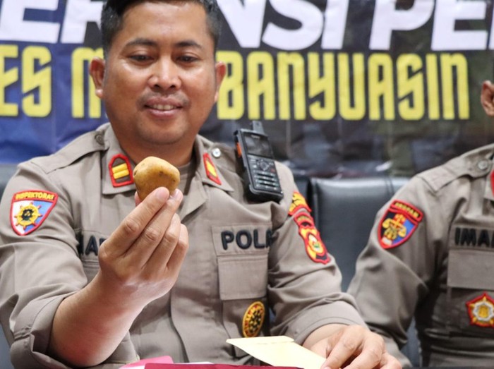 Polisi menunjukkan barang bukti batu yang digunakan pelaku