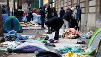 Kepolisian Prefektur Paris membantah adanya keinginan untuk membersihkan populasi tunawisma dari Paris kepada surat kabar Le Monde dan malah bersikeras agar solusi perumahan diatur untuk ratusan tunawisma.