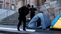 Sekitar 80 tenda telah didirikan selama berbulan-bulan di alun-alun Saint-Gervais di pusat kota Paris dan menampung puluhan migran yang mengatakan mereka sedang menunggu permohonan suaka mereka diproses.