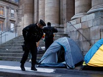 Kerja Keras Polisi Prancis Usir Imigran Jelang Olimpiade