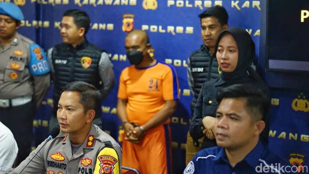 Polisi saat mengungkap kasus pembacokan pasutri di Karawang