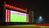 Penampakan layar raksasa nobar yang disediakan Pemkot Surabaya tampak di depan juga berdiri panggung (Foto: Rifki Afifan Pridiasto)
