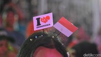 Tak hanya bendera, sejumlah penonton juga mengenakan berbagai pernak-pernik saat mendukung Timnas Indoneisa U-23 saa melawan Irak U-23 (Foto: Rifki Afifan Pridiasto)