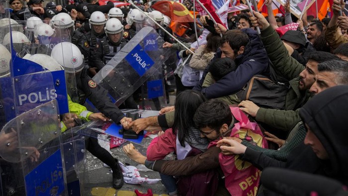 Potret Peringatan May Day di Berbagai Belahan Dunia Union members clash with Turkish anti riot police officers as they march during Labor Day celebrations in Istanbul, Turkey, Wednesday, May 1, 2024. Police in Istanbul used tear gas and fired rubber bullets to disperse thousands of people attempting to break through a barricade and reach the city's main city's main square, Taksim, in defiance of a government ban on celebrating May 1 Labor Day at the landmark location. (AP Photo/Khalil Hamra)