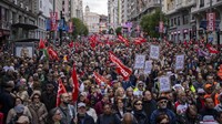 Masyarakat menghadiri rapat umum May Day di Madrid. AP/Bernat Armangue