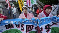 Ribuan pengunjuk rasa di Seoul bernyanyi, mengibarkan bendera dan meneriakkan slogan-slogan pro-pekerja ketika mereka meningkatkan kritik terhadap pemerintahan konservatif Presiden Yoon Suk Yeol dan kebijakan anti-buruhnya. AP/Hiro Komae