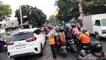 Potret Semrawutnya Perlintasan KA di Poris Tangerang