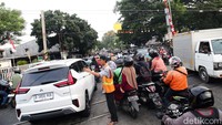Memasuki jam padat seperti pagi dan sore hari, kondisi perlintasan kereta api ini sangat semrawut karena banyaknya pengendara sepeda motor yang melawan arus.  