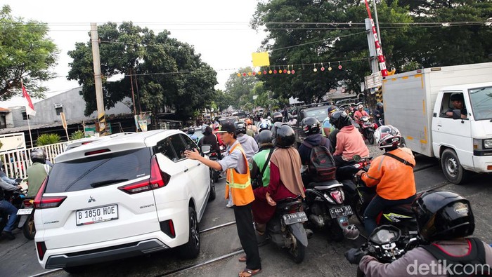 Potret Semrawutnya Perlintasan KA di Poris Tangerang Lalu lintas di perlintasan kereta api Poris, Kota Tangerang, semrawut. Pengendara melawan arus hingga saling berebut untuk dapat melintasi rel KA.