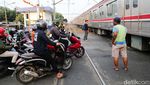 Potret Semrawutnya Perlintasan KA di Poris Tangerang