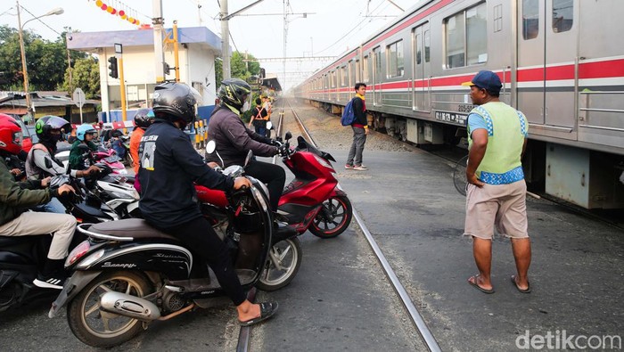 Potret Semrawutnya Perlintasan KA di Poris Tangerang Lalu lintas di perlintasan kereta api Poris, Kota Tangerang, semrawut. Pengendara melawan arus hingga saling berebut untuk dapat melintasi rel KA.