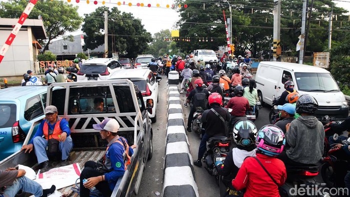 Potret Semrawutnya Perlintasan KA di Poris Tangerang Lalu lintas di perlintasan kereta api Poris, Kota Tangerang, semrawut. Pengendara melawan arus hingga saling berebut untuk dapat melintasi rel KA.