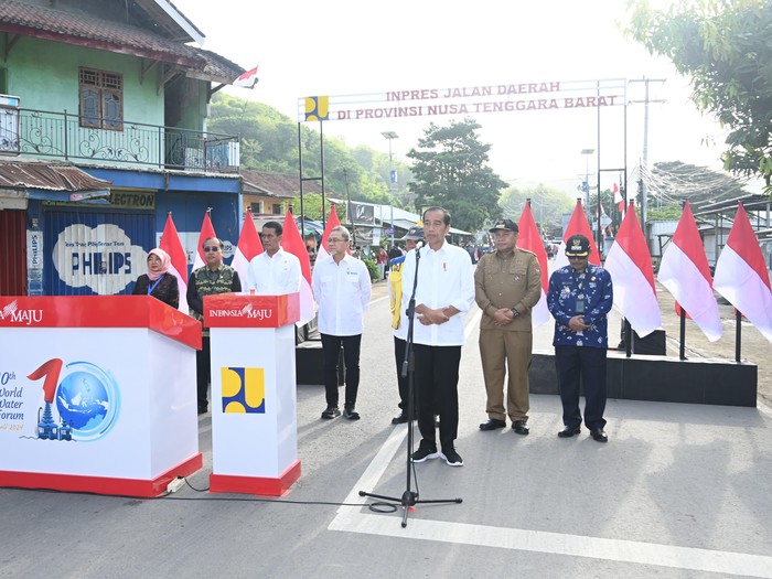 Presiden Jokowi meresmikan perbaikan jalan di NTB, 2 Mei 2024. (Kris/Biro Pers Sekretariat Presiden)