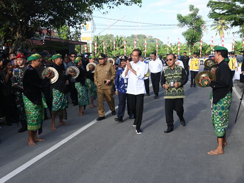 Presiden Jokowi meresmikan perbaikan jalan di NTB, 2 Mei 2024. (Kris/Biro Pers Sekretariat Presiden)