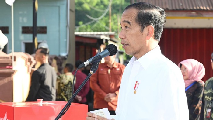 Cek Pasar di NTB, Jokowi Sebut Harga Bawang Merah hingga Cabai Rawit Turun