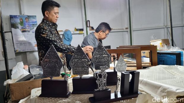 Produk kerajinan daur ulang dari alumunium bekas di  Wiroto Craft di Wirokerten, Banguntapan, Bantul.