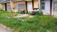 Di depan setiap rumah terlihat ada saluran air selebar kurang lebih 30 cm yang memisahkan antara jalan gang dengan teras rumah. Sebagai penghubung, di setiap rumah terdapat jembatan kecil. Sebagian warga ada yang memperlebar area teras rumahnya sampai ke atas saluran air ini, namun ada juga yang mempertahankannya.