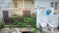 Mengitari kawasan Villa Kencana Cikarang, detikcom menemukan sebagian besar akses jalan menuju rumah warga tidak terlalu besar. Sebab jalan di area perumahan ini hanya bisa dilewati maksimal dua mobil, dengan kondisi berhimpitan. Pada dasarnya rumah-rumah yang berada di kawasan itu terlihat dibangun dengan model, bentuk, hingga warna cat yang sama di setiap blok. Rumah murah Jokowi ini dibangun seragam dengan tipe 25/60.