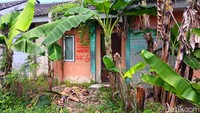 Sebagian pemilik rumah di kawasan itu terlihat sudah merenovasi tempat tinggalnya, mulai dari membangun tembok depan dan pagar, mengubah warna cat, hingga ada yang membuat rumah miliknya jadi tingkat dua.