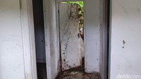 Sesekali terlihat ada rumah kosong yang pintunya terbuka atau bahkan sudah tidak ada pintu sama sekali. Mencoba masuk ke beberapa rumah itu, terlihat bagian dalam bangunan memiliki desain yang sama. Di bagian dalam rumah terdapat ruang tengah, dua kamar tidur, dan satu kamar mandi. Kemudian di bagian belakang juga ada satu pintu lagi menuju pekarangan belakang. Namun karena tak berpenghuni, bagian dalam rumah tampak sangat kotor dan dipenuhi debu dan puing bangunan. Tidak sedikit bagian ubin rumah yang juga sudah pecah.