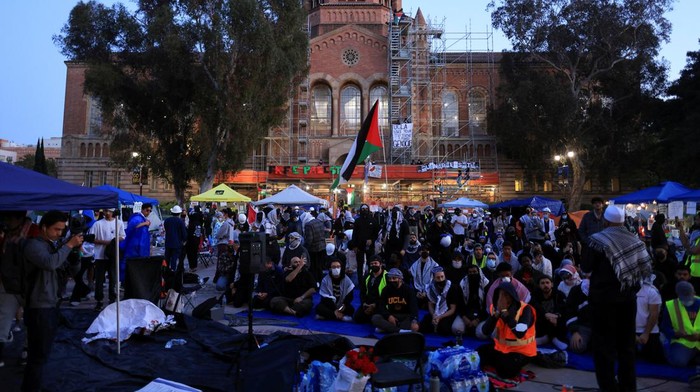 SENSITIVE MATERIAL. THIS IMAGE MAY OFFEND OR DISTURB    Protesters supporting Palestinians in Gaza gather at an encampment, as the conflict between Israel and the Palestinian Islamist group Hamas continues, at the University of California Los Angeles (UCLA), in Los Angeles, California, U.S., May 1, 2024. REUTERS/David Swanson