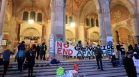 Mereka menuntut agar pimpinan universitas mereka, yang sebagian besar memiliki dana abadi dalam jumlah besar, melakukan divestasi finansial dari Israel.  