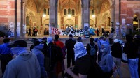Para mahasiswa pro-Palestina berunjuk rasa di Universitas California Los Angeles (UCLA), di Los Angeles, California, Amerika Serikat, Rabu (1/5/2024).  