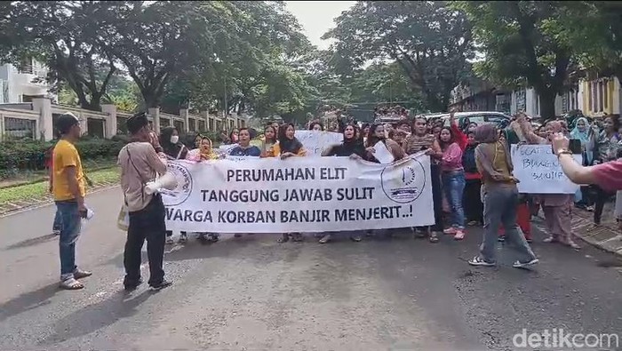 Ratusan emak-emak dari dua Kecamatan di wilayah Teluk Betung, Bandar Lampung berunjuk rasa