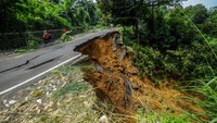 Kendaraan berat tidak bisa melintas jalan tersebut untuk sementara waktu.  