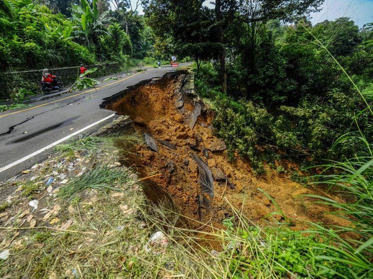 Ruas Jalan Nasional Lebak-Bogor Amblas, Begini Kondisinya