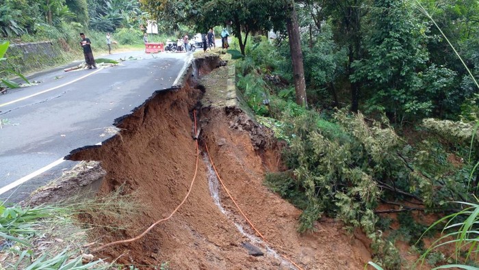Ruas jalan Rangkasbitung-Bogor Km 36,5 di Desa Cipanas, Lebak, Banten, amblas sepanjang 15 meter. (Foto: dok. Istimewa).