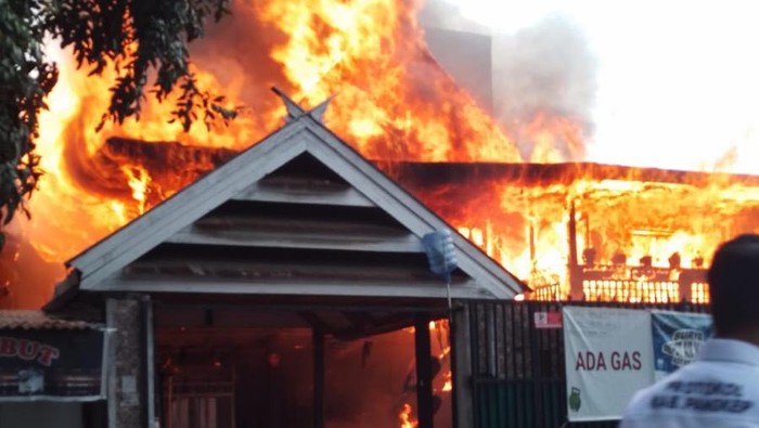 Rumah Agen Gas LPG di Toddopuli Makassar kebakaran.
