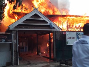Rumah Agen Gas LPG di Toddopuli Makassar Kebakaran, 11 Unit Damkar Dikerahkan