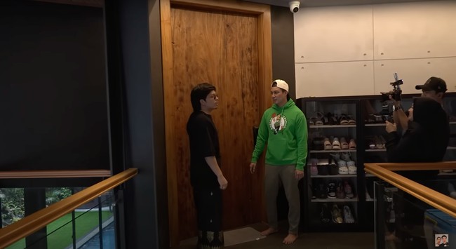 Kamar tidur Atta dan Aurel terdapat di lantai 2 rumah. Seperti pintu-pintu kamar lain di rumah barunya, pintu kamar Atta dan Aurel juga tampak mewah dengan terbuat dari kayu. Foto: YouTube/Baim Paula