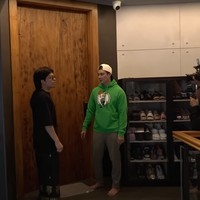 Kamar tidur Atta dan Aurel terdapat di lantai 2 rumah. Seperti pintu-pintu kamar lain di rumah barunya, pintu kamar Atta dan Aurel juga tampak mewah dengan terbuat dari kayu. Foto: YouTube/Baim Paula