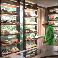 Kamar tidur Atta dan Aurel tersebut tampak luas dengan beberapa sekat ruangan. Di ruangan paling kanannya terdapat tempat untuk menyimpan sepatu dan baju-baju milik Atta. Seperti yang terlihat koleksi sepatu Atta tampak begitu banyak menghiasi ruangan. Foto: YouTube/Baim Paula