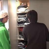 Di dekat tempat penyimpanan koleksi sepatunya terdapat lemari-lemari untuk menyimpan pakaian-pakaian mlik Atta. Terlihat baju-baju Atta tersusun dan terlipat rapih di dalam lemari. Foto: YouTube/Baim Paula