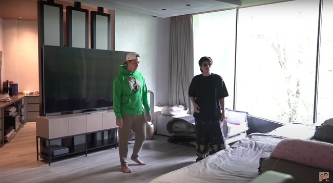 Di sebelah walk in closet terdapat tempat tidur yang dilengkapi dengan TV yang cukup besar.  Foto: YouTube/Baim Paula