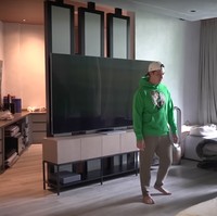 Di sebelah walk in closet terdapat tempat tidur yang dilengkapi dengan TV yang cukup besar.  Foto: YouTube/Baim Paula