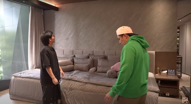 Untuk tempat tidurnya Atta mengaku sengaja memesannya khusus. Dengan ukuran custom yang cukup luas, tempat tidur tersebut muat hingga 4 orang. Biasanya Atta, Aurel, dan kedua anak mereka tidur bersama di tempat tidur tersebut. Foto: YouTube/Baim Paula