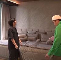 Untuk tempat tidurnya Atta mengaku sengaja memesannya khusus. Dengan ukuran custom yang cukup luas, tempat tidur tersebut muat hingga 4 orang. Biasanya Atta, Aurel, dan kedua anak mereka tidur bersama di tempat tidur tersebut. Foto: YouTube/Baim Paula